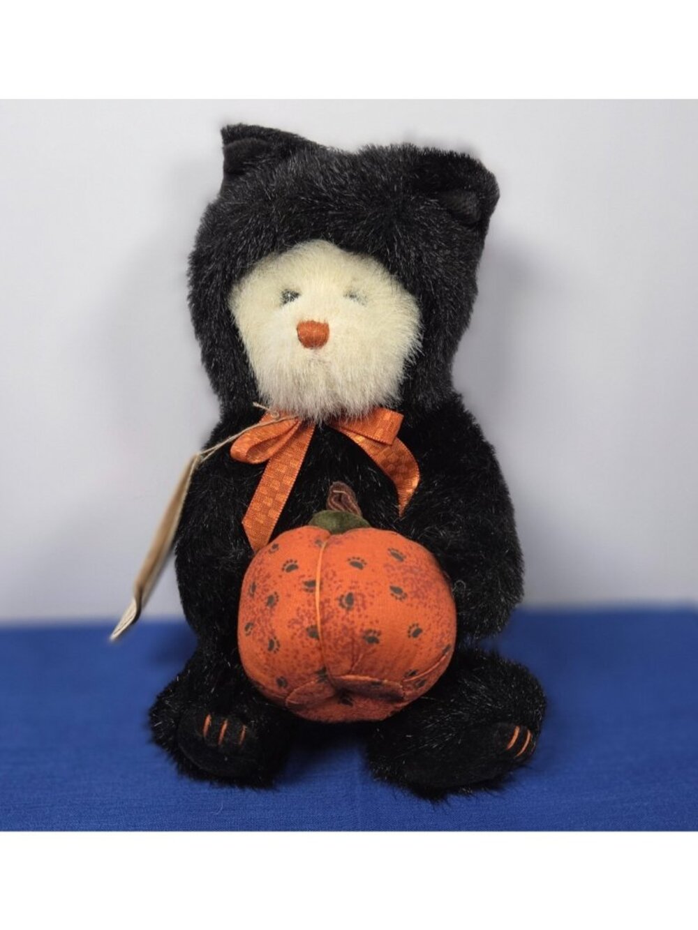Vintage Boyds Bears "Sneaky" White Bear in Black Cat Halloween Costume w/Pumpkin